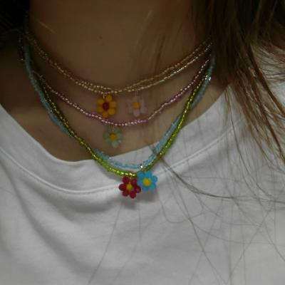 China Environmental Friendly Simple Rice Beaded Daisy Flower Necklace Handmade Crystal Bead Scarf for sale