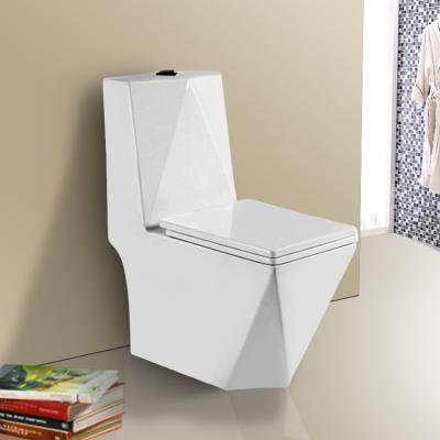 China Badkamers 185mm p-het Toilet van WC Diamond Shape Ceramic One Piece van de Vals Val Te koop