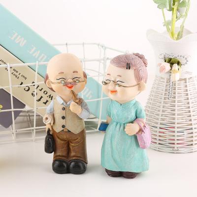 China Europe Resin Couple Figurine Wholesale Resin Table Top Decor Hot Selling New Figurine for sale