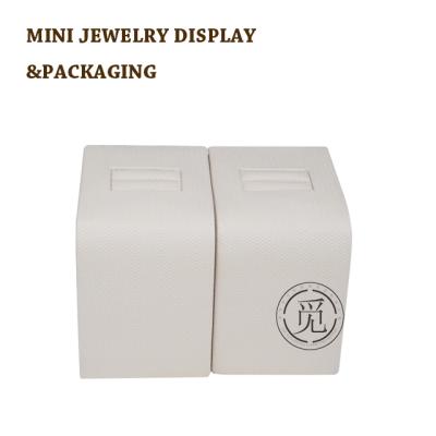 China OEM+ODM+Wholesale PU Ring Display Stand Slot Slot Display Tray Ring Jewelry Storage Beige Leather Display Set for sale