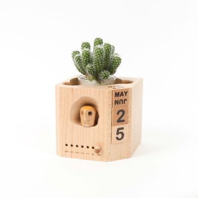 China 100% [2.8] Eco-friendly Wooden Desktop Pot Tree Hole Perpertual Calendars for sale