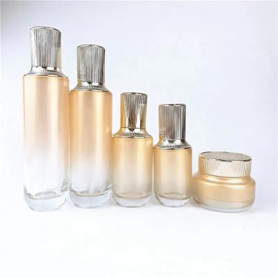 China Functional and Aesthetic Glass Bottle Set for Packaging Skin Care Lotion and Face Cream Jars à venda