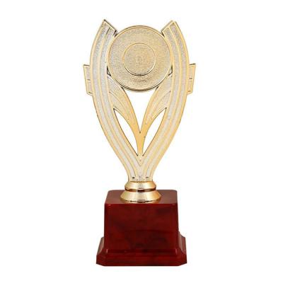 China All over the world newest selling custom design different size gold most popular star style shining trophy for sale