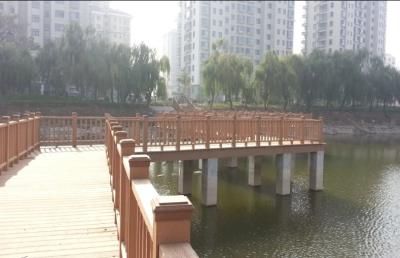 Chine Panneaux extérieurs de barrière de WPC pour la pelouse et le parc, Decking de composé de Brown à vendre