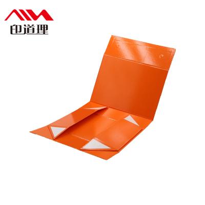 China Custom Recyclable Luxury White Orange Paper Magnet Gift Box Garment Clothing Apparel Foldable Foldable Magnetic Gift Packaging Box for sale