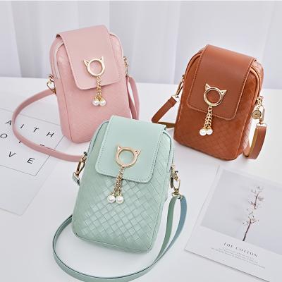 China casual& 2021 new fashion hot sale cute woven pearl women cell phone bag messenger bag PU ladies small pearl mini shoulder cell phone purses for sale