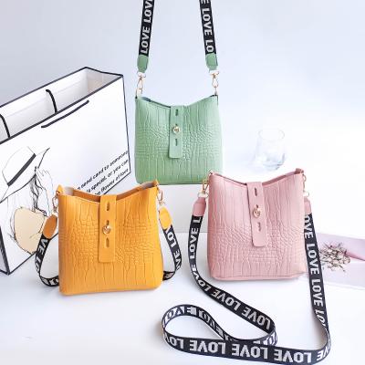 China casual& Cheapest Designer Fashion Crocodile Small Bucket Ladies Small Bucket Handbags PU Leather Girl Handbags High Capacity Handbags For Women for sale