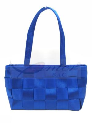 China Las bolsas de asas de nylon azules de la moda de la bolsa de asas de la prenda impermeable de las correas para el viaje reutilizable en venta