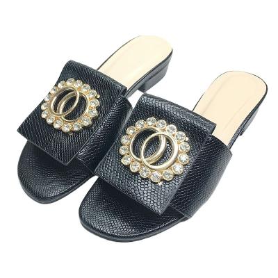 China Anti-odor Low-heel Flip Flop Metal Diamond Buckle Foreign Trade Large Size Sandals for sale