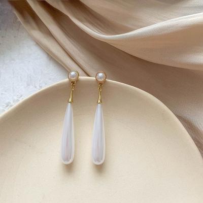 China Fashion Real Gold Newly Retro Pearl Drop Earrings Long Earrings Women's Vintage Copper Plated Simple Earrings for sale