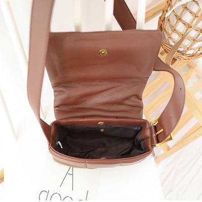 China 2021 Fashion New Arrivals Women Rivet Handbags Purchasing Lady's White Color Clips Girls Messenger Handbags for Lady and Girl for sale