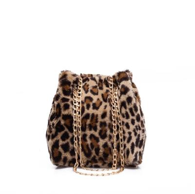 China 2020 Winter Promotion Fashion Faux Fur Handbag Leopard Print Cheap Bucket Tote Chain Bag for sale