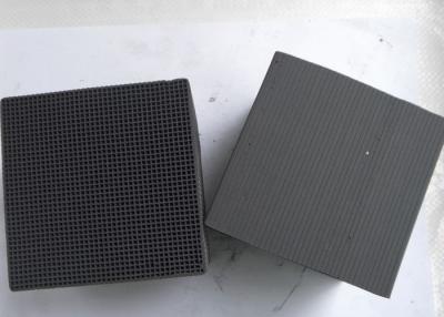 中国 低い灰によって活動化するカーボン木炭蜜蜂の巣100X100X100mm 3.0mmの高性能 販売のため