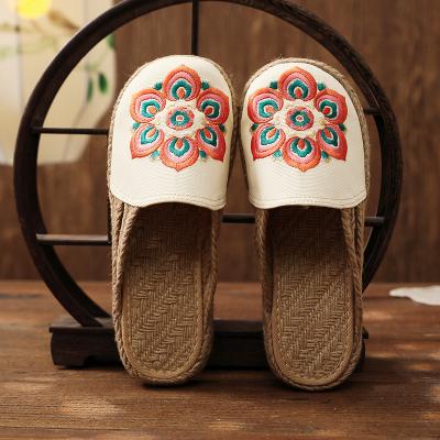 China Fashion trend retro slippers soft multicolored embroidered ethnic pastoral and comfortable women's slippers 2021 summer new fashion for sale