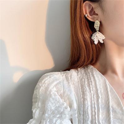 China Korean Romantic White Shell Flower Petal Fancy Drop Earrings For Women Jewelry Women Earrings Trendy Circles for sale