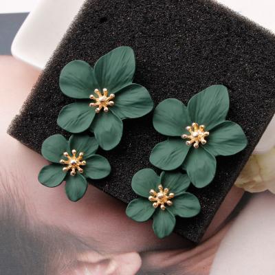 China Cute Trendy Jewelry Cute Flower Design Earrings Cut Out Dangle On Earrings For Girls for sale