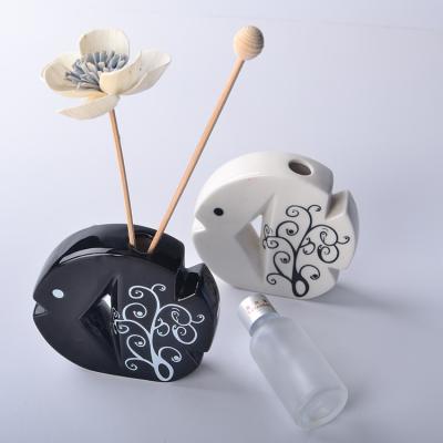 China Art Decor Unique Fish Diffuser Ceramic Bottles Modern Luxury Essential Oil Fragrance Reeds Rattan Sticks Aroma Diffuser Air Freshener Bottle for sale