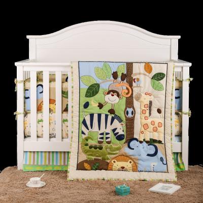 China Soft Breathable Crib Babies Babies Cotton Viable Bumpers Set Cute Newborn Crib Hutch Cartoon Giraffe Sheet Comforter Bumper Set for sale