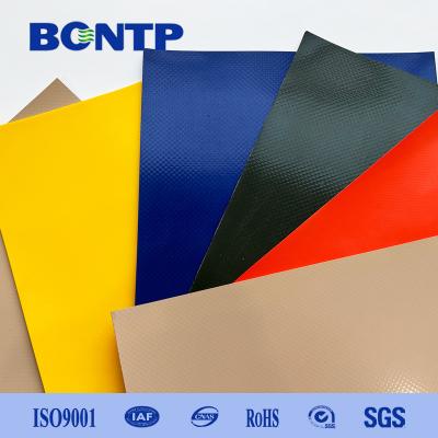 China Tejido de lona revestido con PVC de vinilo 1000D para cubierta de cortina de camión de remolque en venta