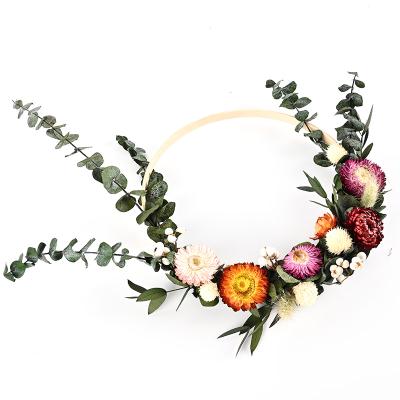 China 36cm Dry Christmas Daisy Eucalyptus Garland Garden Decoration Non-Toxic Wholesale Non-Toxic Wreath for sale