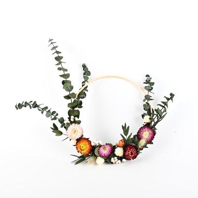 China Non-Toxic Plant Non-Toxic Wedding Garland Indoor Decoration Decorative Flowers and Braid Daisy Eucalyptus Wreath for sale