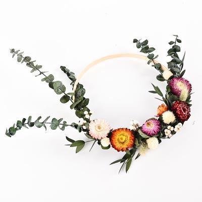 China Exceptional Quality Non-Toxic Christmas Braid Bowknot Style Decoration Dried Daisy Eucalyptus Wreath for sale