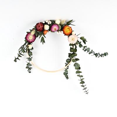 China Wholesale Non-toxic Multicolor Preserved Flower Dried Daisy Eucalyptus Wreath For Wedding Party Home Decoration for sale