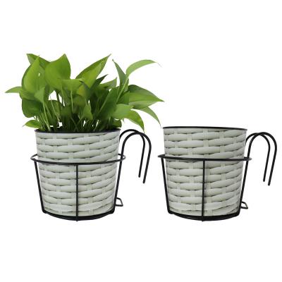 China Econo Factory Wholesale Modern 6 8 10 Inch Balcony Decoration Wrought Iron Fencing Metal Hanging Plastic Flower Pot for sale