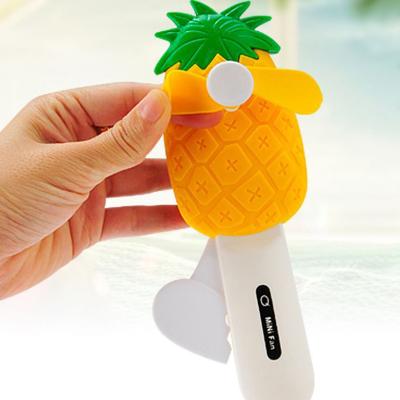 中国 wholese children's cartoon hand press fan portable mini press fan mini handheld fan 販売のため