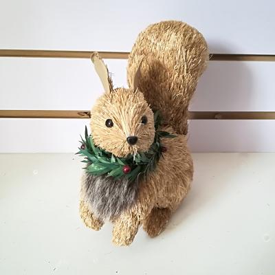 China Eco-friendly Pure Natural Vivid Realistic Realistic Decoration Materials Fake Straw Squirrel Christmas for sale