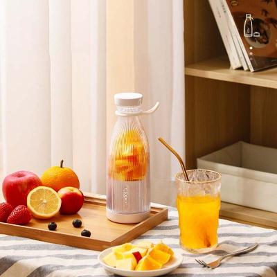 China Easy Operate Small USB Fruit Blender Electric Vehicle Waterproof Outdoor Power Supply Mini Portable Juicer Blender for sale