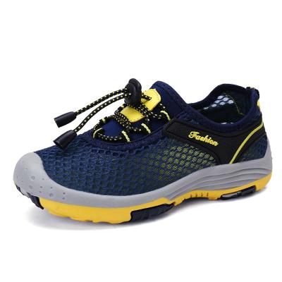 China Outdoor Sports Shoes Men Casual Water Breathable Walking Shoes for sale