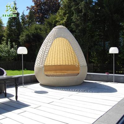 China Hign Quality Modern Wicker Garden Furniture Outdoor Rattan Poolside Nest Shape Convertible Sofa for sale