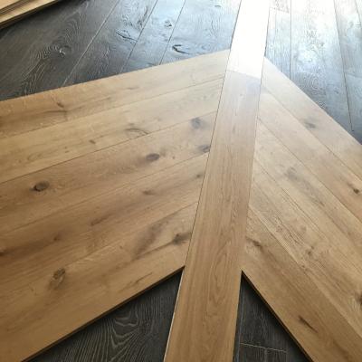 China Modern High Quality Design Herringbone 45 Degree Herringbone White Oak Parquet Engineered Wood Flooring for sale