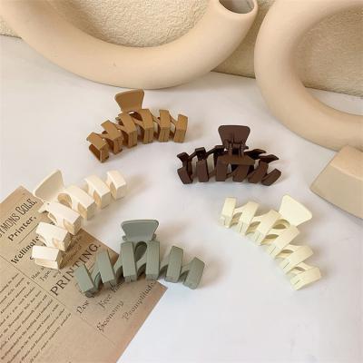 China Women's Hair Accessories 10cm Wholesale new matte solid color wavy hair grips clip plastic heat resistant hair claw for women girls for sale