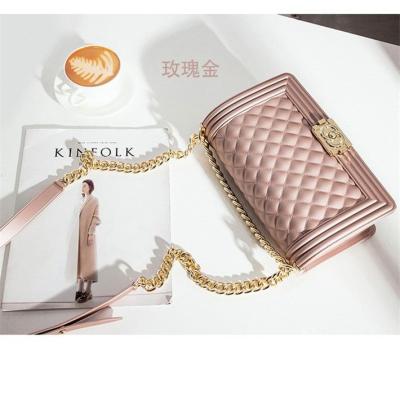 China Chain Lock Crossbag Latest Handgreen Color Custom Color Square Phone Shape Rise Lady Handbag Totes Chain Lock Crossbag Metal Purse for sale