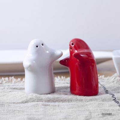 China Viable Wholesale Love Hugs And Kisses Salt And Pepper Shaker Novelty Ceramic Spice Jar Condiment Set for sale