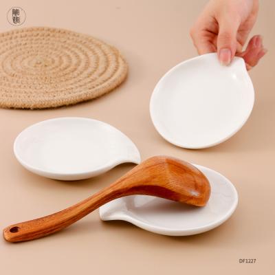 China Sustainable Wholesale Porcelain Cooking Chopstick and Spoon Utensil Holder White Ceramic Spoon Rest Holder for sale