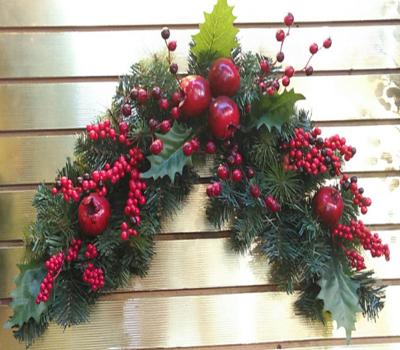 China Beautiful Knitted Red Berry Xmas Wreath Christmas Tree Ornament High Grade Garland Christmas 2019 New Natural Rattan Christmas Decorations for sale