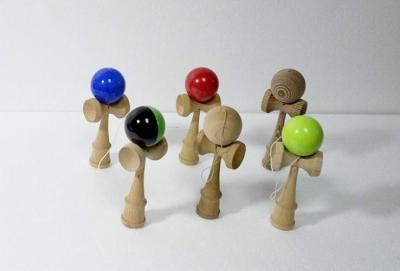 Cina Non conduca i giocattoli di legno naturali Kendama Bilboquet di esercizio e di immaginazione 178 x 70 x 60 millimetri in vendita