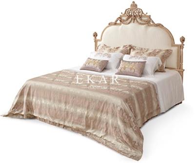 China Classic French Antique Luxury Five Star Royal Bed Bedroom Furniture Style Hotel Classic Solid Wood Carved View King Size Royal Bed for sale