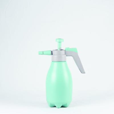 China 2L Agriculture Sprayer Furniture Bot Sprinkler Gardening Watering Can Flower Watering Man for sale