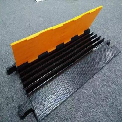 China Traffic Facility 3 Channel Cable Rubber Cable Protector Speed Bump for Road Safety for sale