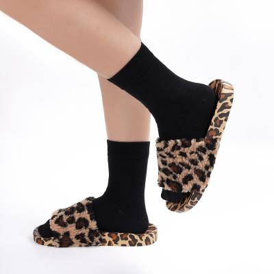 China Fashion trend 2023 slippers autumn and winter Europe and America fashion female external leopard print border flat hairy slippers women for sale