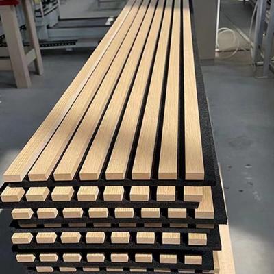 China Tabla de dormitorio de madera de fibra de poliéster, chapas de chapa, paneles acústicos de madera, tipo parrilla, tabla de absorción de sonido en venta