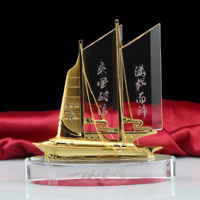 China Europe MARCH EXPO 2022 Free Logo Engraving Customized Sailboat Crystal Model For Souvenir Gifts Crystal Sailing Boat Trophy Award for sale