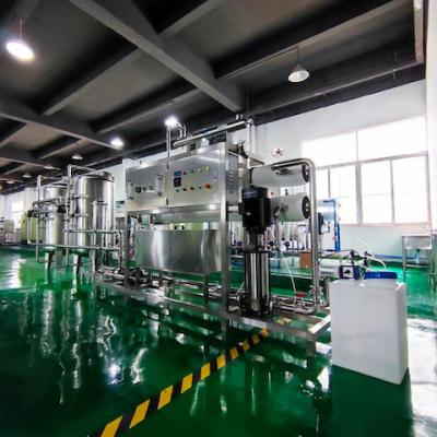 China Planta de tratamiento de agua de ro industrial de 5000 litros por hora con tanque de pretratamiento de acero inoxidable y tubería en venta