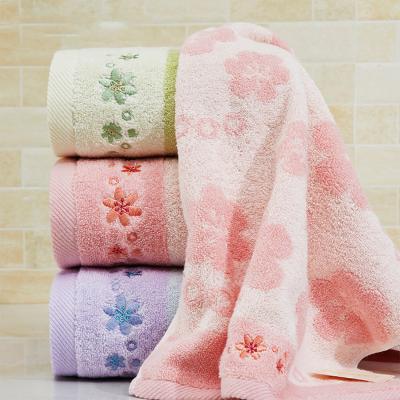 China Custom 100% Sustainable Cotton Yarn Dyed Jaquard Embroidery Terry Towel Bath Towel for sale