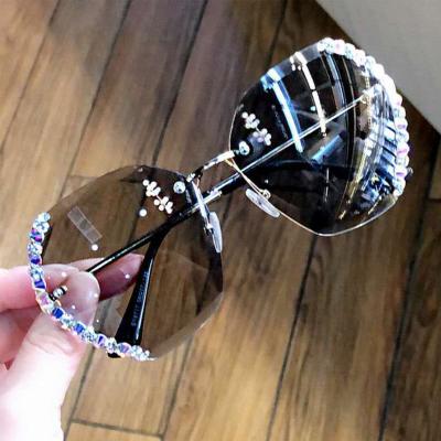 China Luxury 2020 Glass Diamond Sunglasses Women Rhinestone Frame Cat Eye Sun Glasses Fashion Sun Glasses for sale