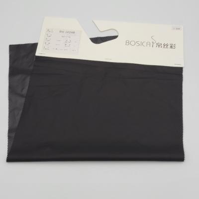 China Polyester-Rohseide-Gewebe Dewspo 420T 52gsm hinunter Beweis-Gewebe durch das Yard zu verkaufen